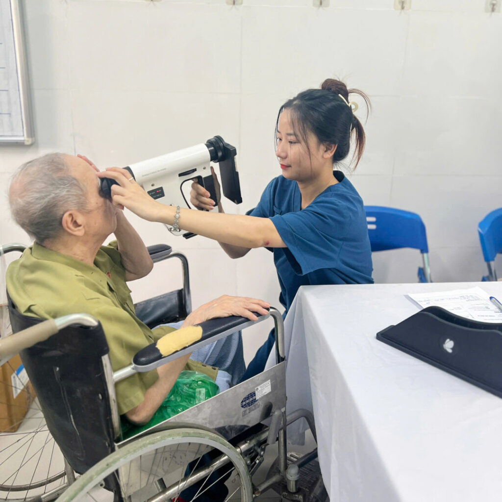 Khám mắt miễn phí cho cựu chiến binh 2