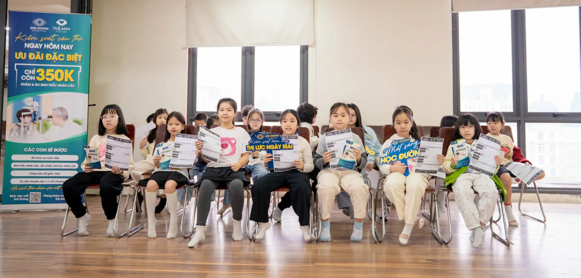 Khám mắt học đường tại Trường Marie Curie – Mỹ Đình trong khuôn khổ chương trình “Mắt sáng học đường”