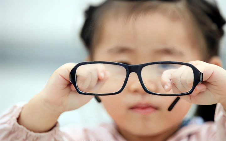 NGĂN NGỪA CẬN THỊ – CHÚNG TA THỰC SỰ CÓ THỂ NGĂN NGỪA CẬN THỊ KHÔNG?