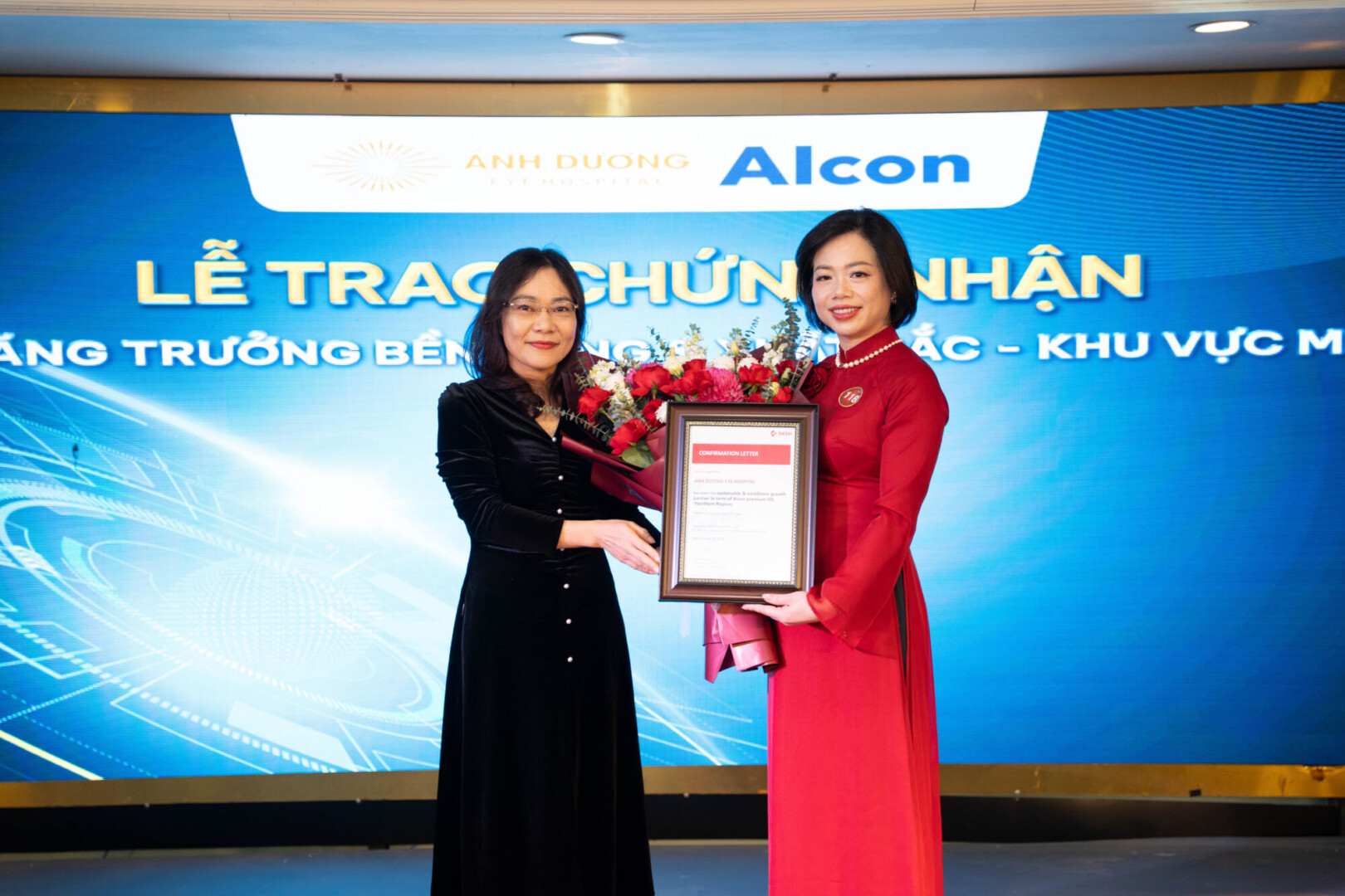 MẮT ÁNH DƯƠNG XÁC LẬP VỊ THẾ DẪN ĐẦU VỚI DANH HIỆU “ĐỐI TÁC TĂNG TRƯỞNG BỀN VỮNG VÀ XUẤT SẮC 2025” TỪ ALCON (MỸ)