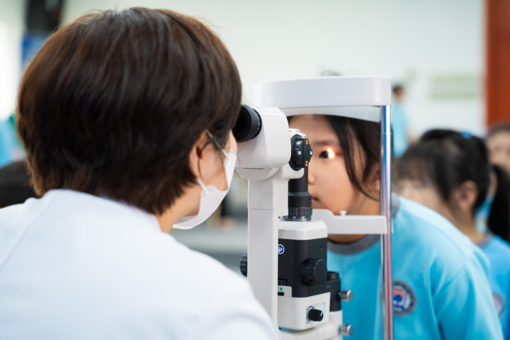 Đo Chiều Dài Trục Nhãn Cầu Cho Trẻ: Chìa Khóa “Vàng” Để Kiểm Soát Cận Thị