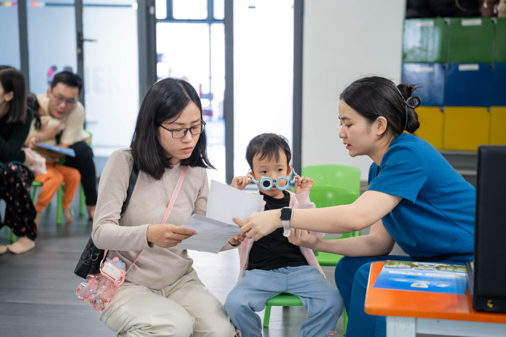 Kiểm Soát Cận Thị Tiến Triển: Chìa Khóa Bảo Vệ Tương Lai Đôi Mắt Trẻ