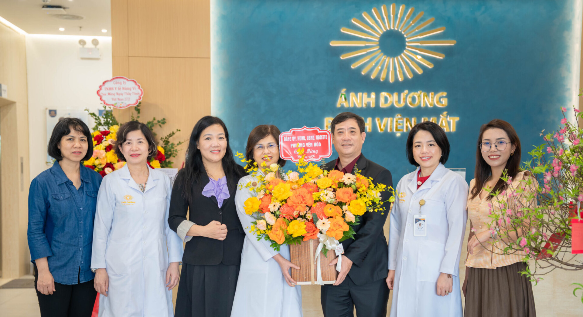 Phường Yên Hòa chúc mừng đội ngũ y bác sĩ Bệnh viện Mắt Ánh Dương nhân Ngày Thầy thuốc Việt Nam 27/2