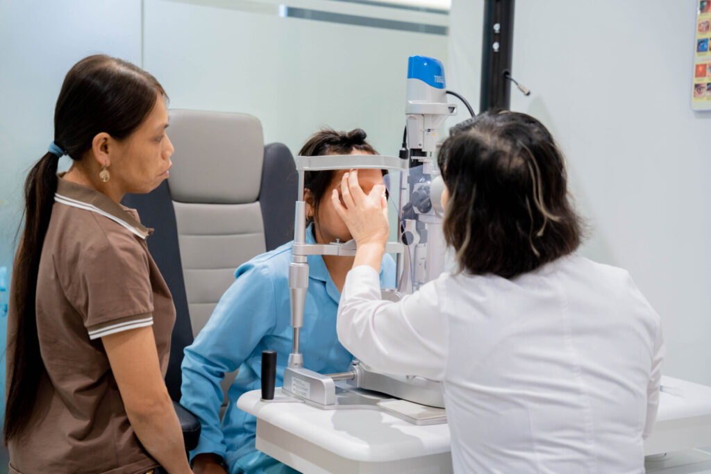 Bác sĩ Bệnh viện Mắt Ánh Dương trực tiếp thăm khám cho bệnh nhân