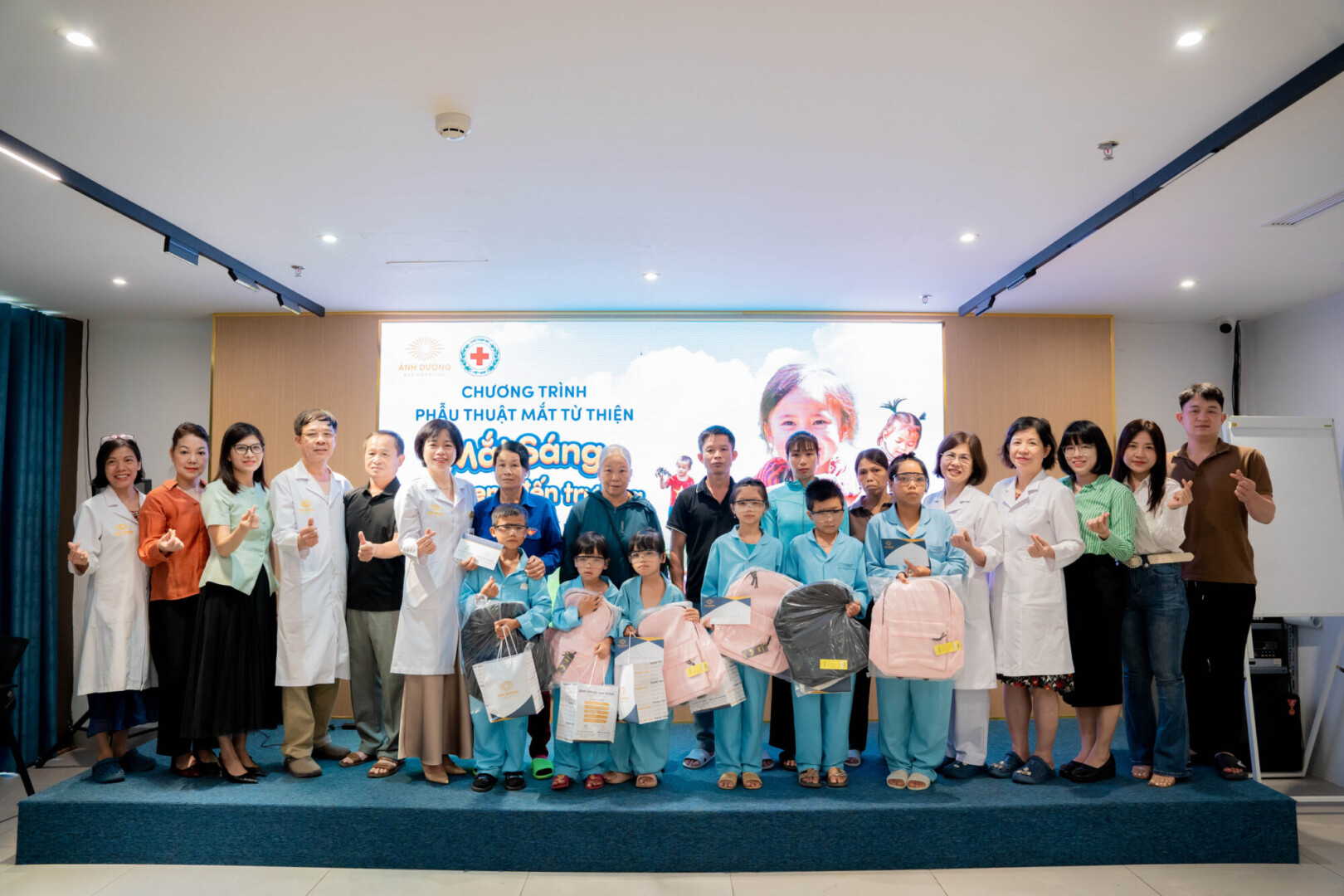 Mắt Ánh Dương tài trợ điều trị mắt 100% cho trẻ em nghèo Lạng Sơn