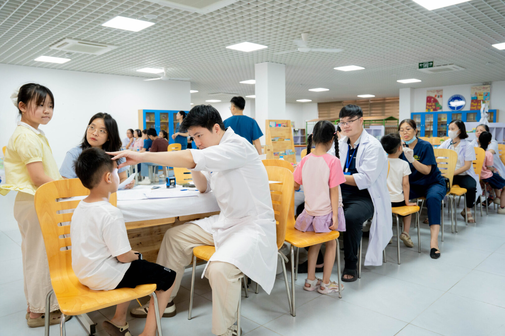 Đội ngũ Bệnh viện Mắt Ánh Dương đồng hành chăm sóc sức khỏe học sinh