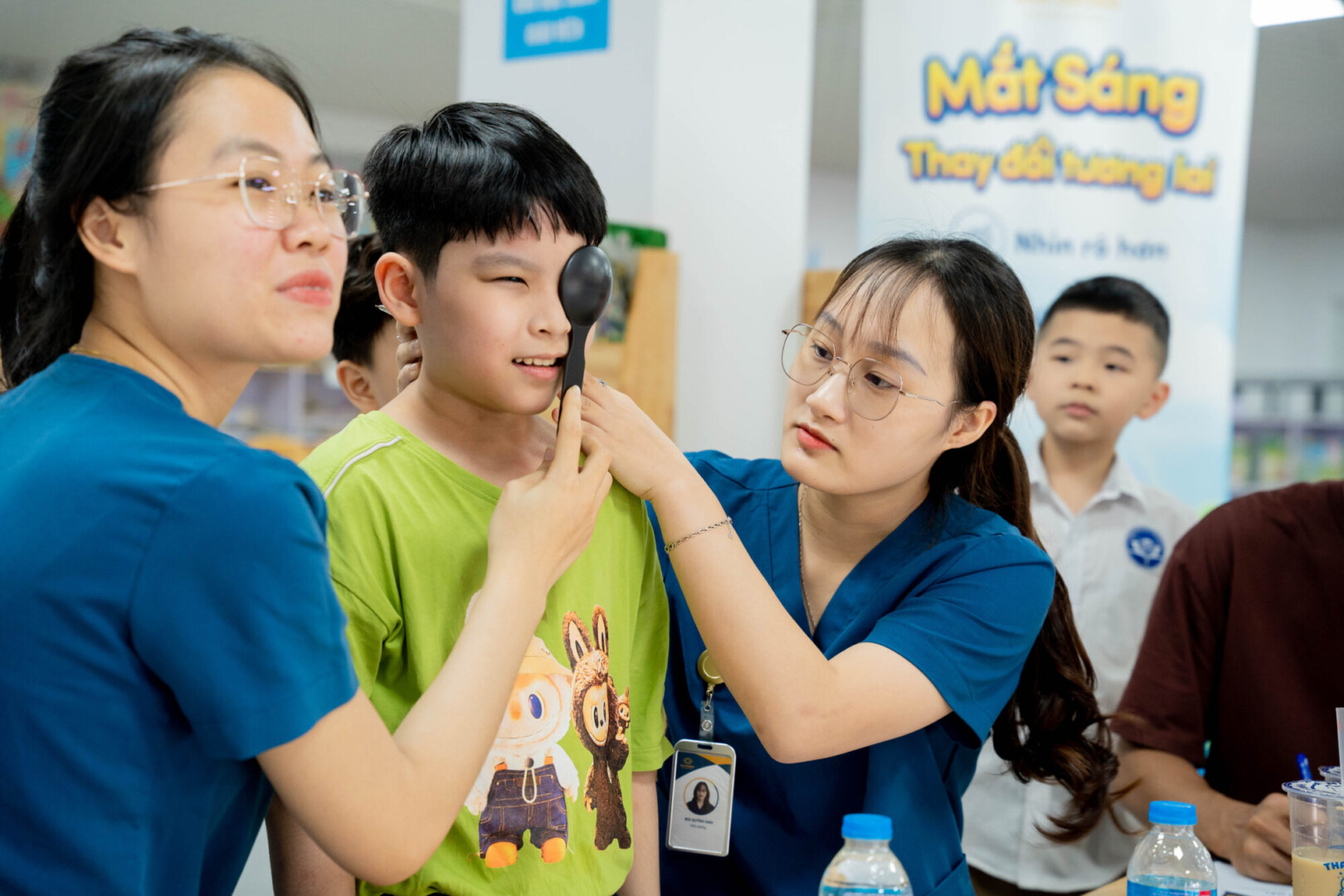 Tầm soát thị lực - một phần quan trọng trong hành trang đến trường