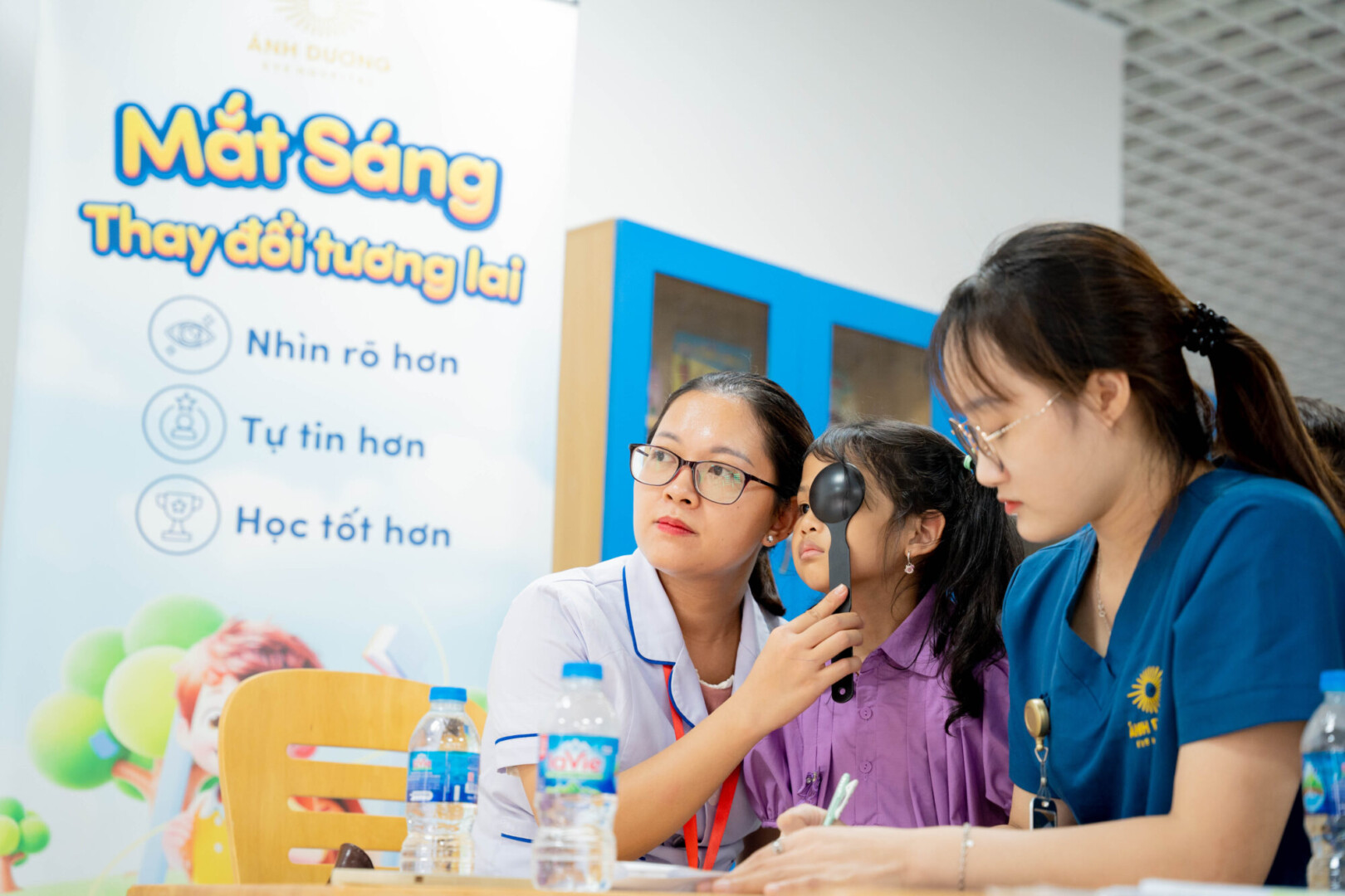 Bệnh viện Mắt Ánh Dương phối hợp Trạm Y tế phường Cầu Giấy khám sức khỏe học sinh