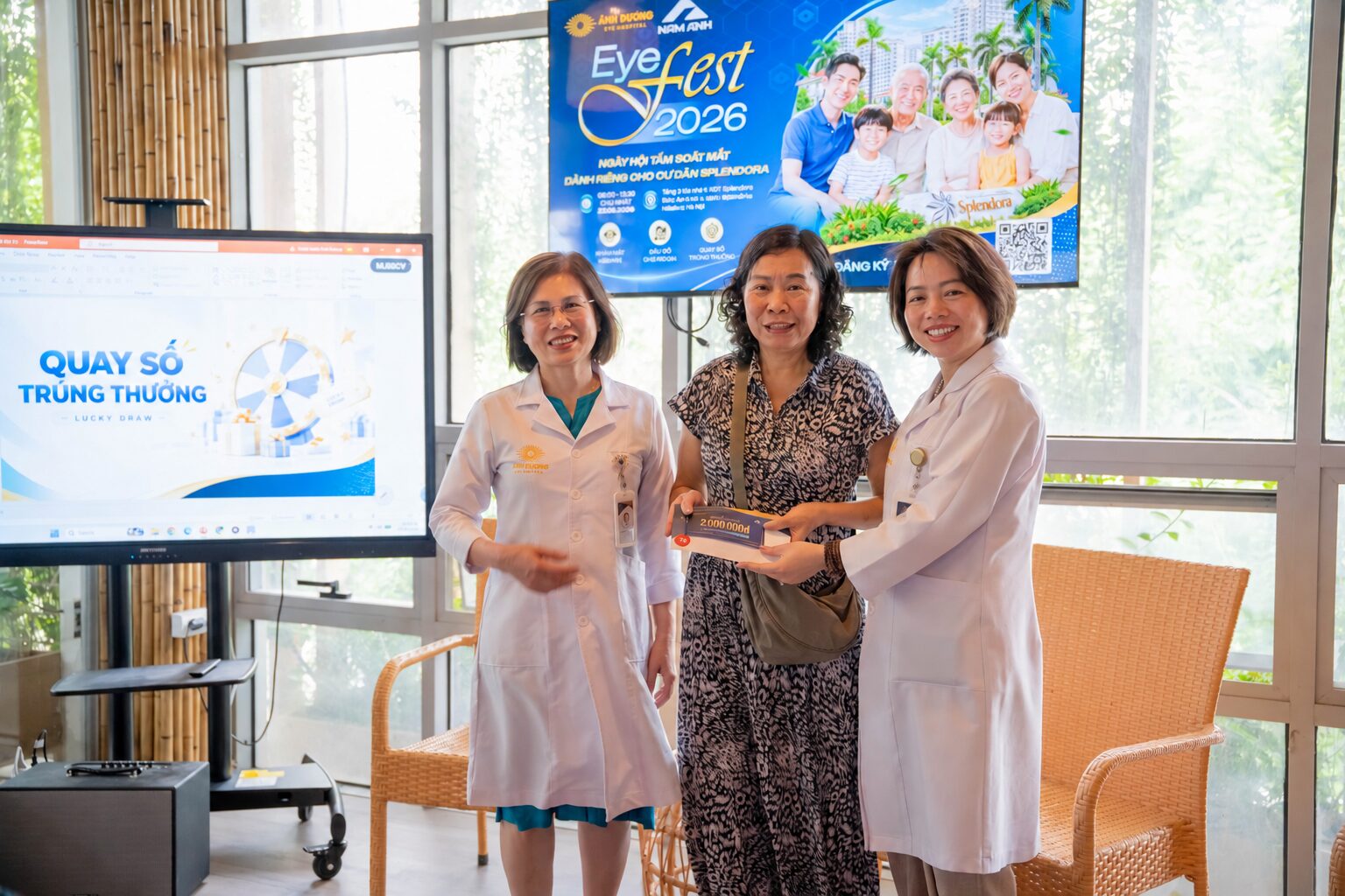 Hoạt động quay số trúng thưởng sôi nổi dành cho khách hàng tại sự kiện Eye Fest 2026
