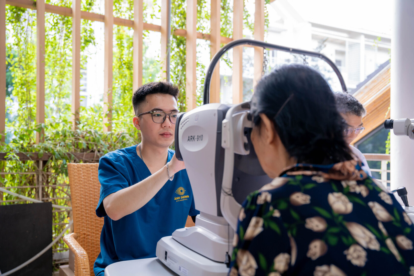 Đội ngũ chuyên môn thực hiện kiểm tra mắt và tư vấn chăm sóc mắt tại Eye Fest 2026
