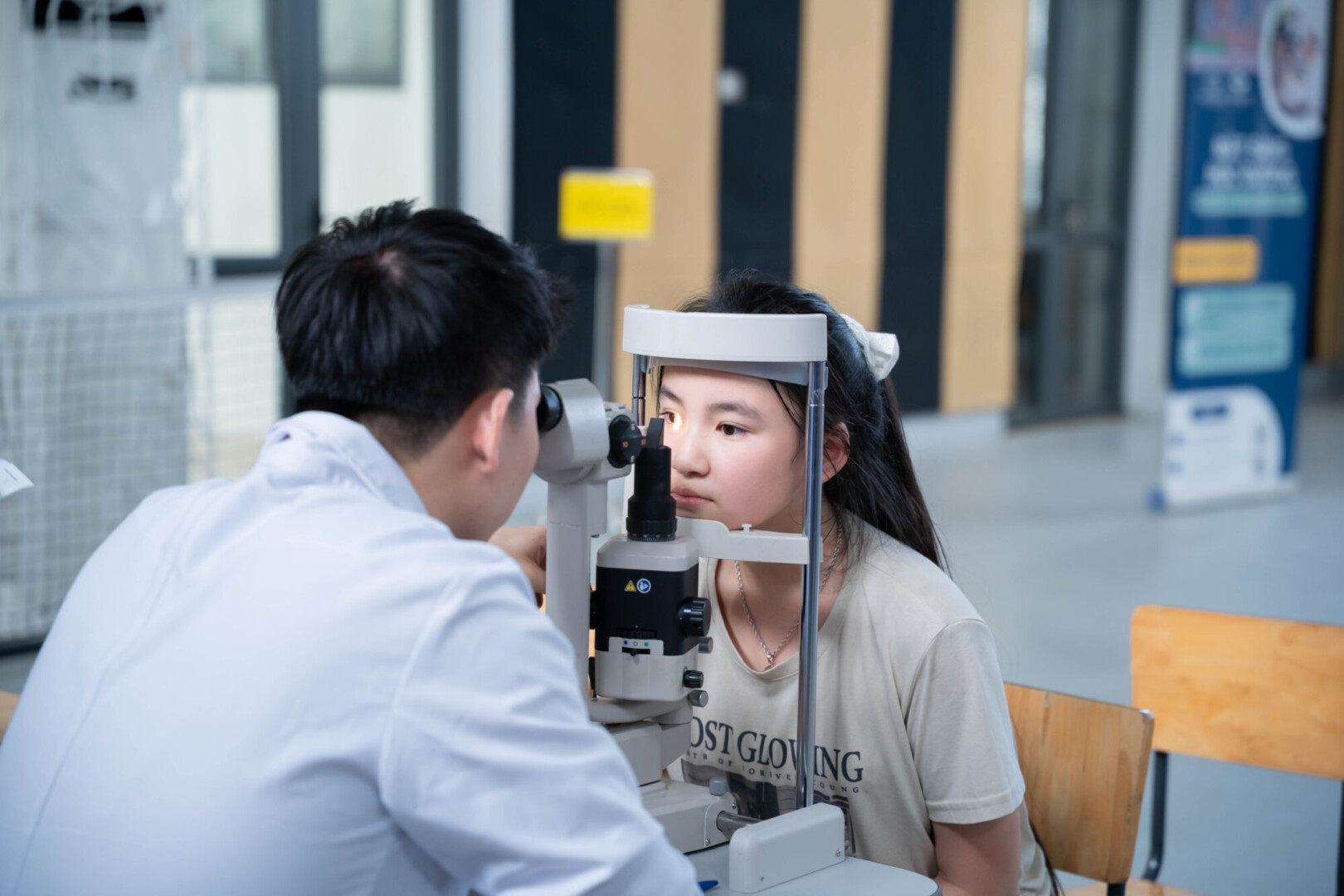 Bác sĩ chuyên khoa Bệnh viện Mắt Ánh Dương đang tận tình khám và kiểm tra mắt cho trẻ em