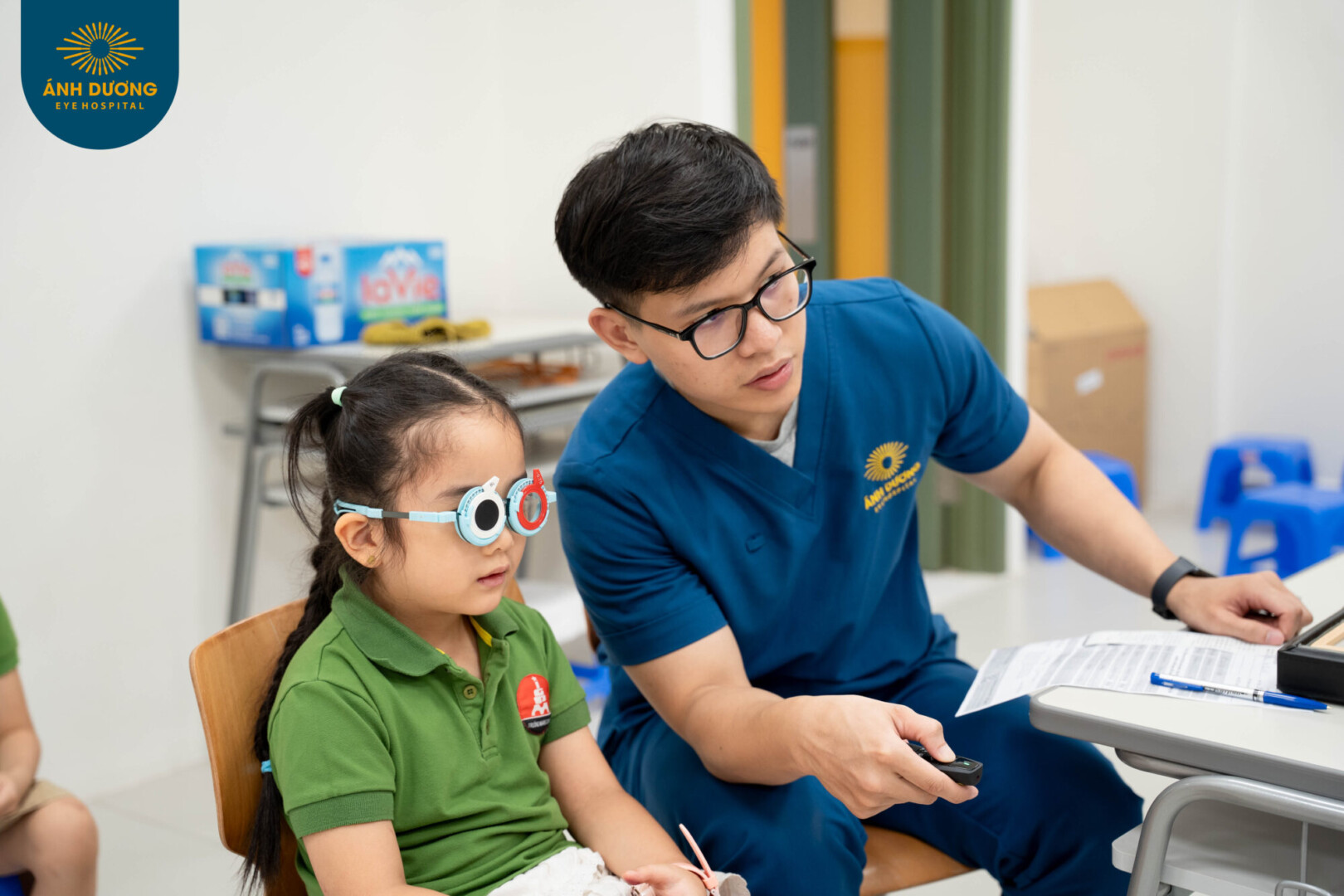 Cử nhân khúc xạ Bệnh viện Mắt Ánh Dương thực hiện đo thị lực cho các em nhỏ