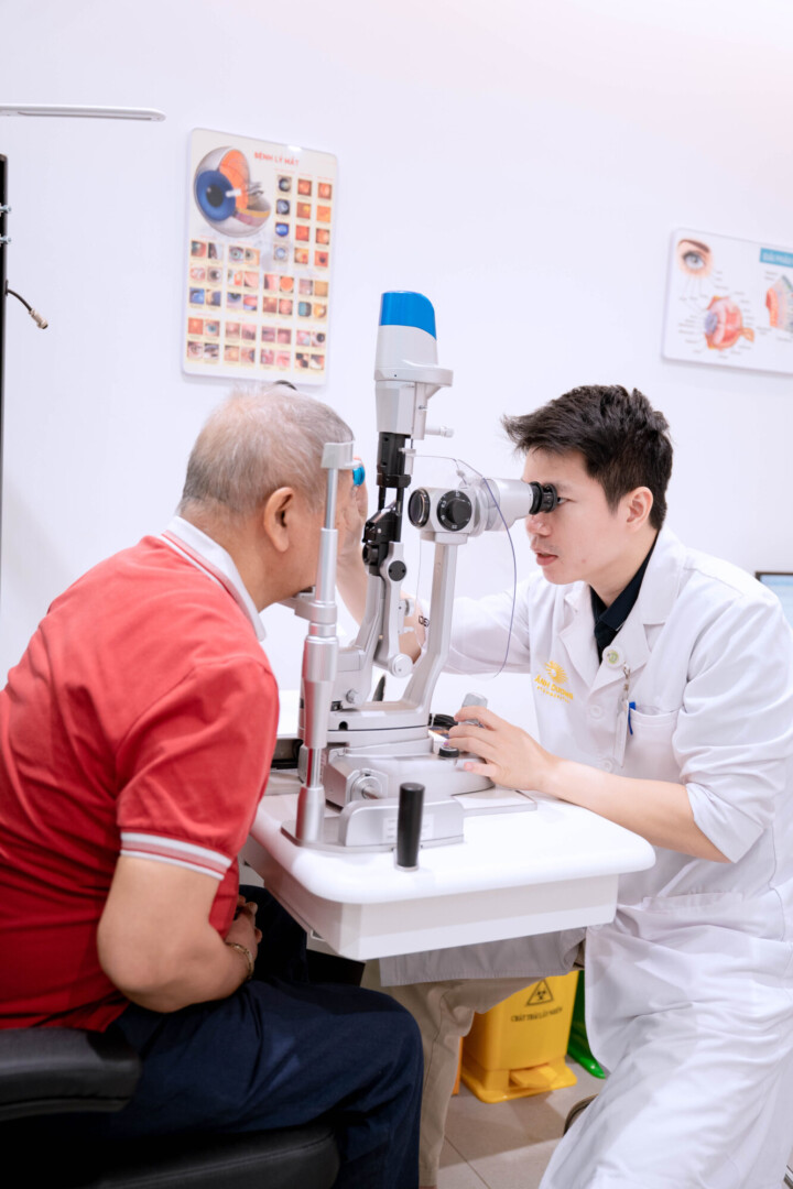 BS.CK I Đàm Văn Quý thăm khám mắt cho người dân