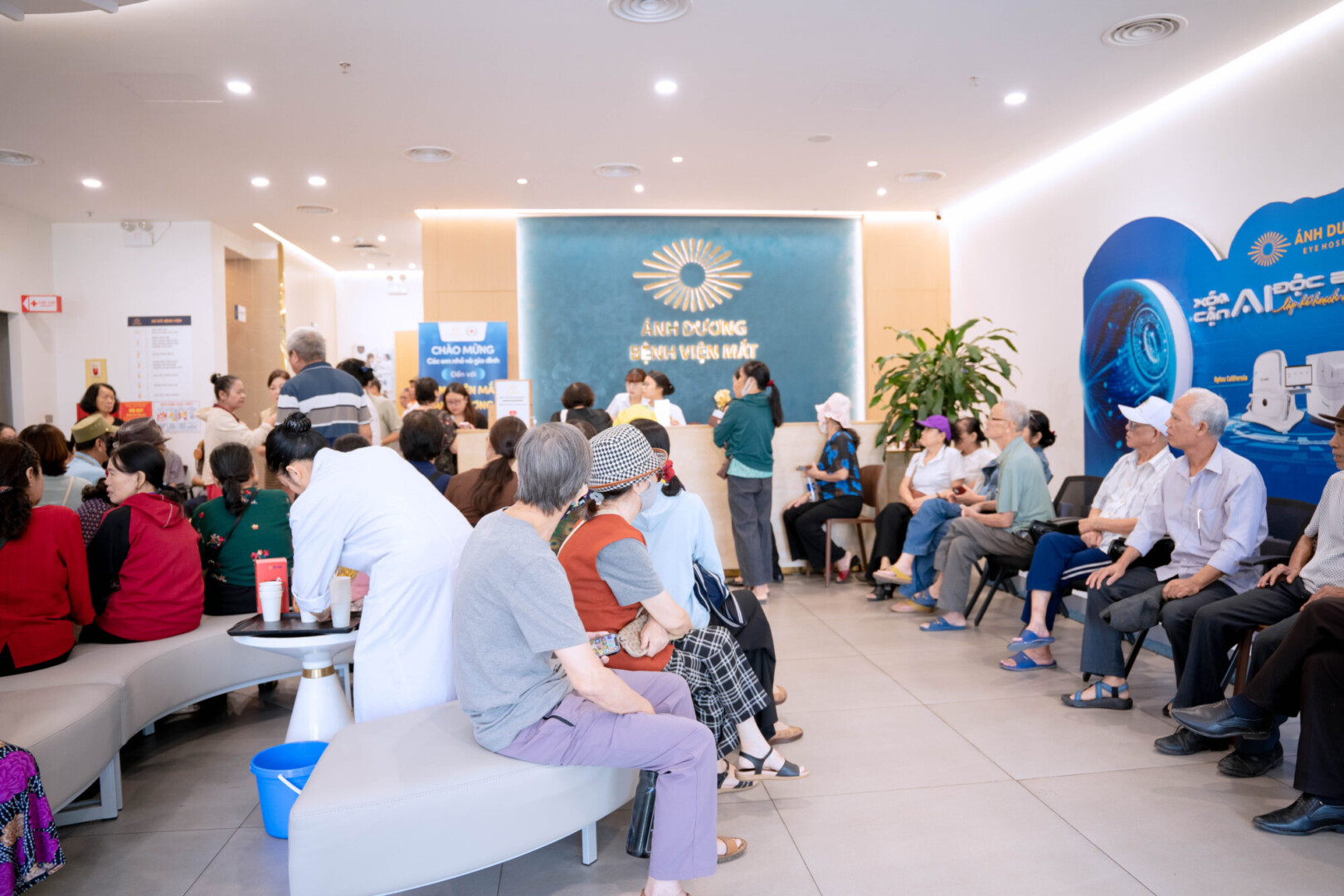 Bệnh viện Mắt Ánh Dương khám mắt miễn phí cho người cao tuổi phường Xuân Đỉnh nhân Ngày Thị giác Thế giới 8/10
