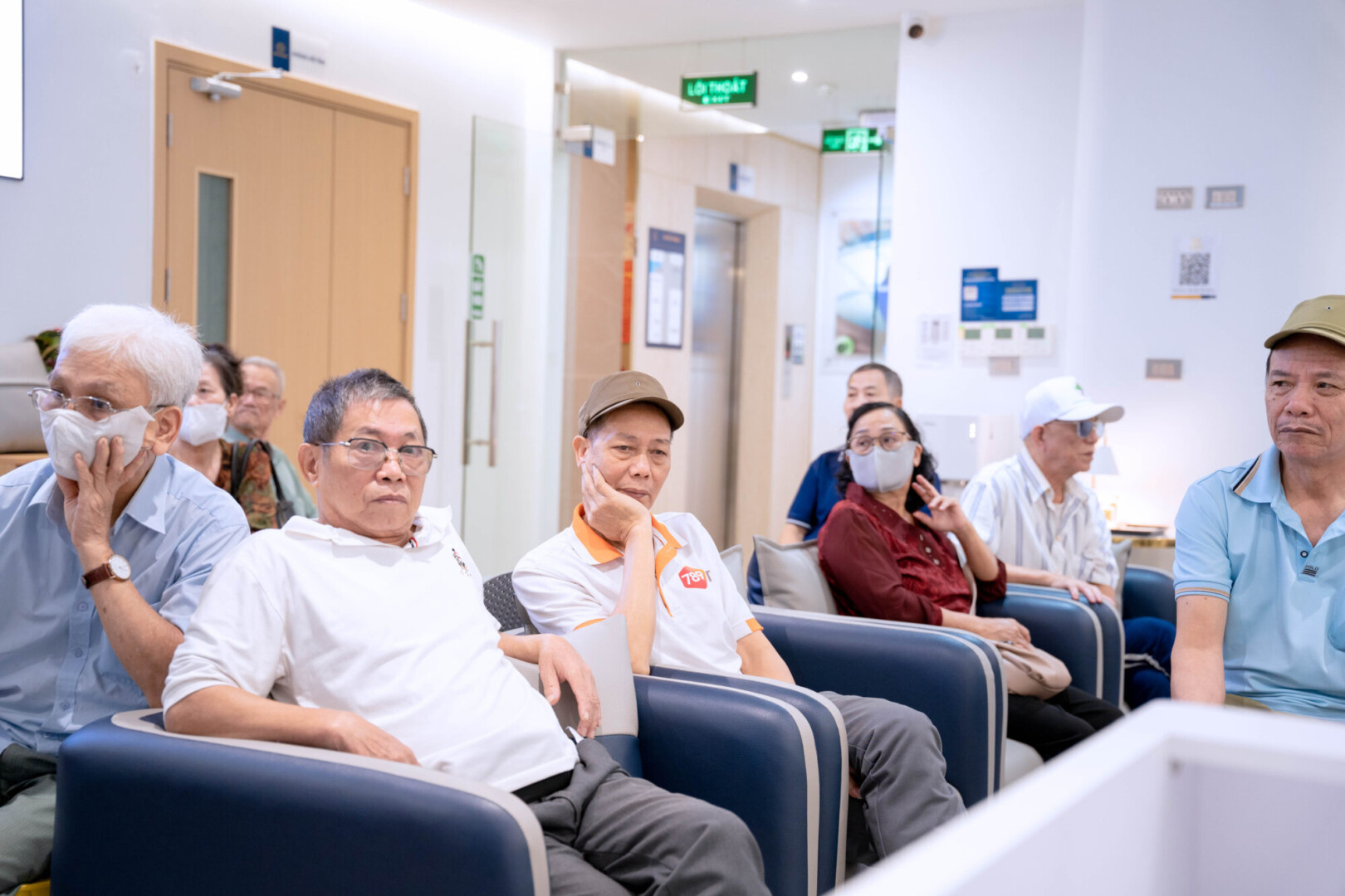 Người dân xếp hàng từ sáng sớm.