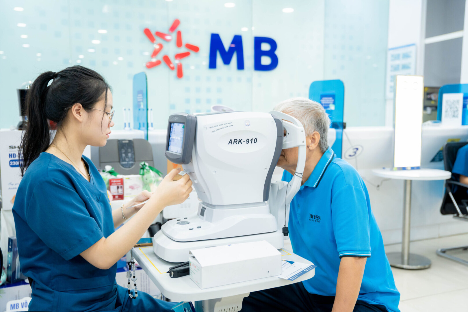 Cử nhân Mắt Ánh Dương đo thị lực khách hàng bằng máy chuyên dụng.