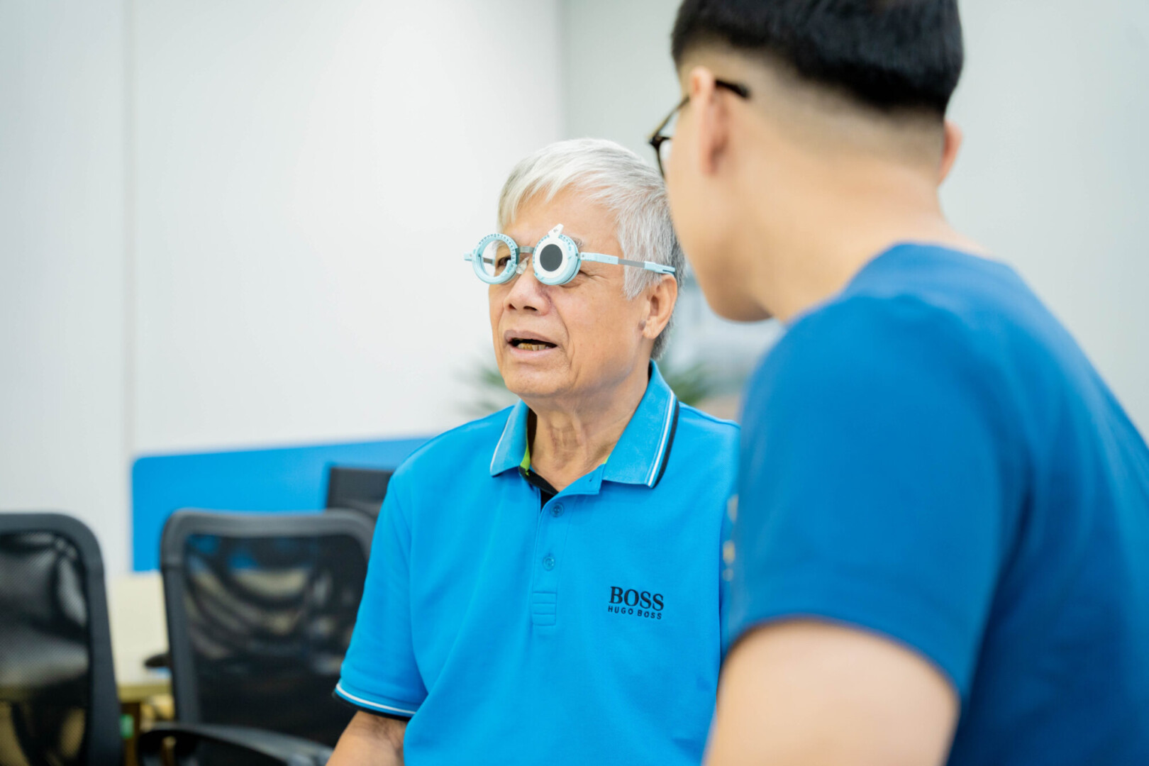 Khách hàng cao tuổi được kiểm tra thị lực kỹ càng 