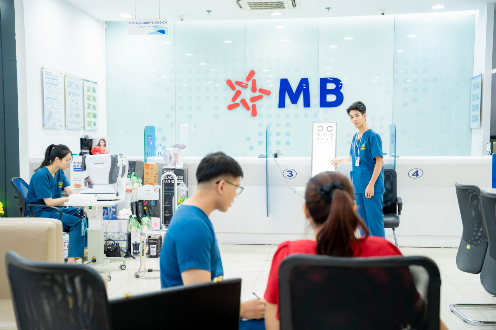 Đội ngũ y tế Bệnh viện Mắt Ánh Dương tận tình đo thị lực và kiểm tra mắt cho khách hàng tại sự kiện Eye Fest 2026.