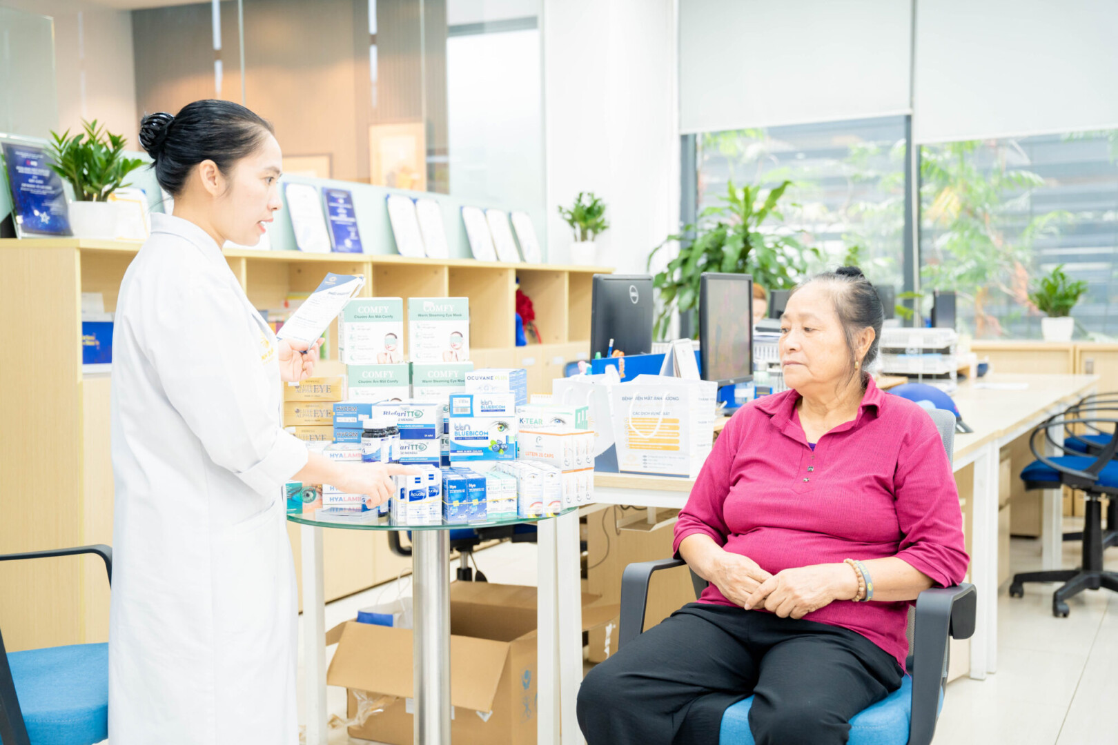 Dược sĩ Bệnh viện Mắt Ánh Dương tư vấn chi tiết về các dòng thực phẩm bảo vệ sức khỏe và viên uống bổ mắt chất lượng cao cho khách hàng.