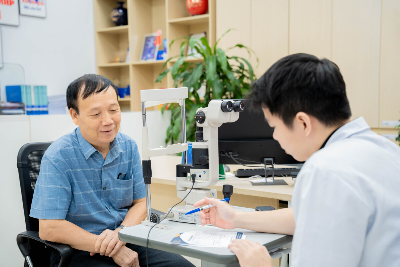 Người dân được tận tình hướng dẫn và tư vấn chăm sóc mắt.