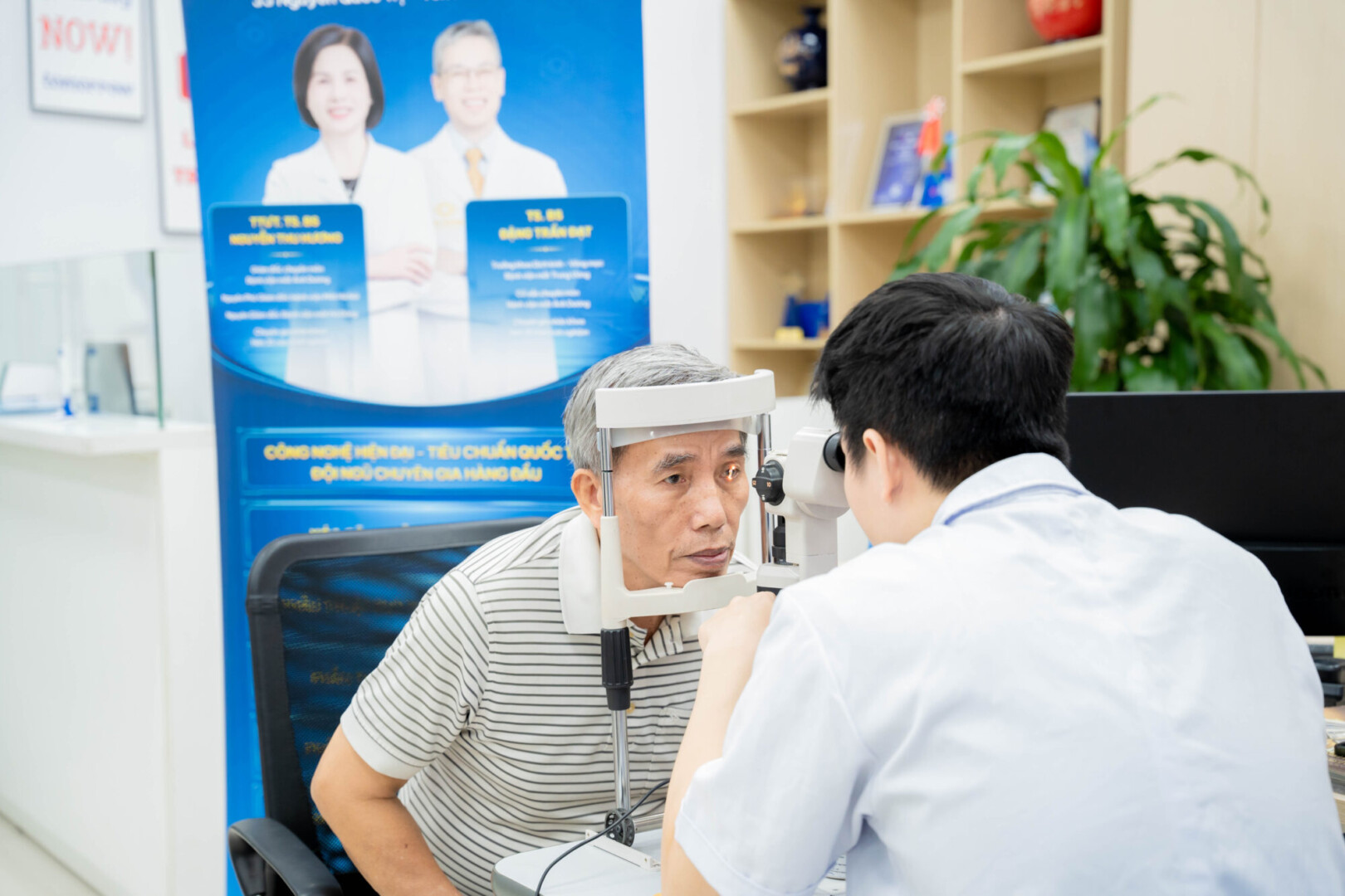 Bác sĩ tận tình kiểm tra mắt cho người dân.